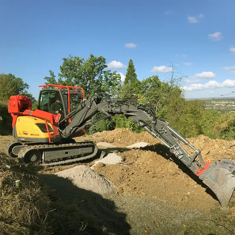 Bagger bei Neugestaltung eines Artenschutz-Biotops