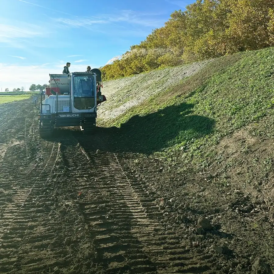 Anspritz&shy;begrünung / Nassansaat / Hydroseeding